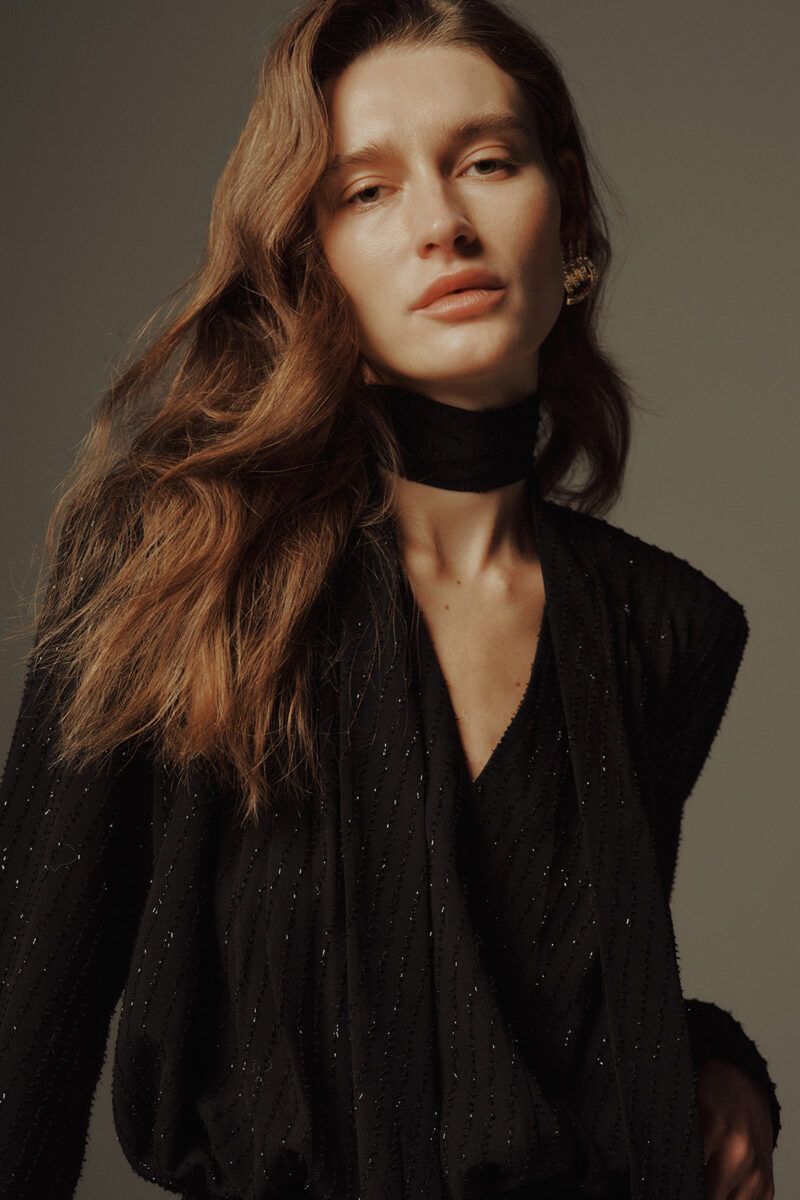 ELBORN 星光閃絲V領繫帶上衣